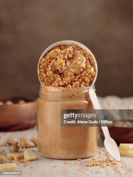 peanut butter in jar,close-up of breakfast in jar on table - erdnussbutter stock-fotos und bilder