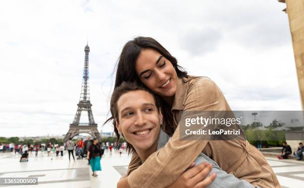 paar für einen romantischen urlaub in paris - couple paris tour eiffel trocadero stock-fotos und bilder