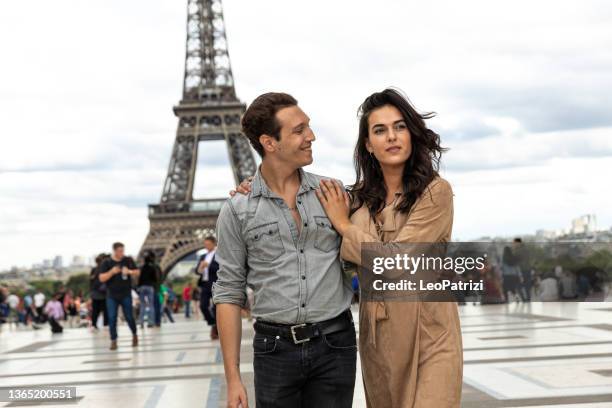 paar für einen romantischen urlaub in paris - couple paris tour eiffel trocadero stock-fotos und bilder