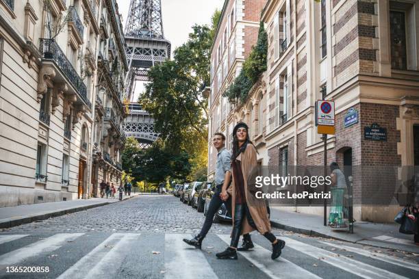 romantic vacation to paris - couple paris stockfoto's en -beelden