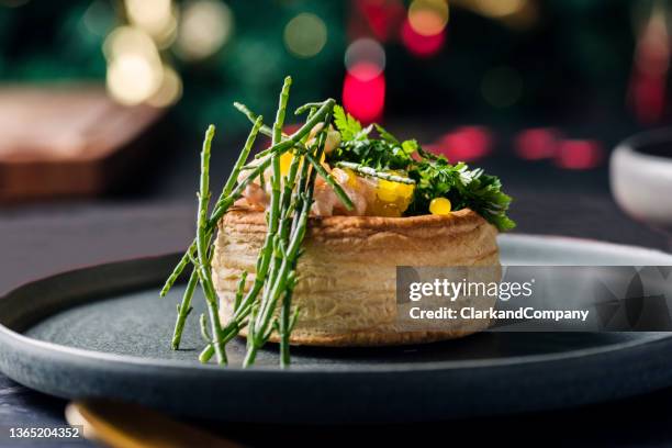 mariscos vol-au-vent - food styling fotografías e imágenes de stock