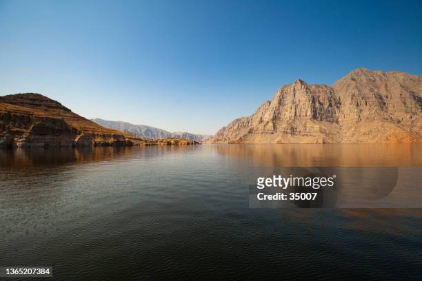 fjords of musandam, oman - oman stockfoto's en -beelden