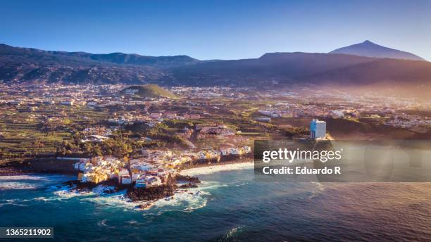 beach and mountains landscape - pico de teide stock-fotos und bilder