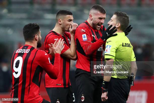 Referee Marco Serra is surrounded by AC Milan players during the Serie A match between AC Milan and Spezia Calcio at Stadio Giuseppe Meazza on...