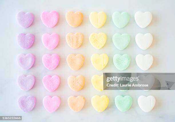 valentine's day conversation hearts - candy hearts fotografías e imágenes de stock