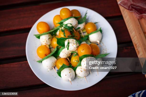 tomato, basil and mozzarella - mozzarella bildbanksfoton och bilder