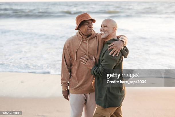 busca actividades que te traigan alegría - gay seniors fotografías e imágenes de stock