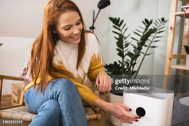 mulher feliz ligando seu novo umidificador de ar - humidifier - fotografias e filmes do acervo