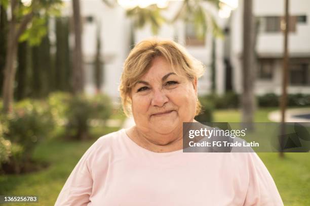 portrait d’une femme âgée à l’extérieur - large photos et images de collection