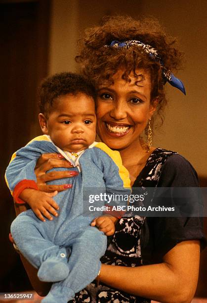 Pilot - "The Momma Who Came to Dinner" - Airdate: September 22, 1989. JOSEPH JULIUS WRIGHT;TELMA HOPKINS