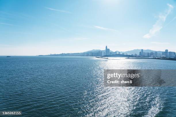 the city seen from the sea - yantai city - fotografias e filmes do acervo