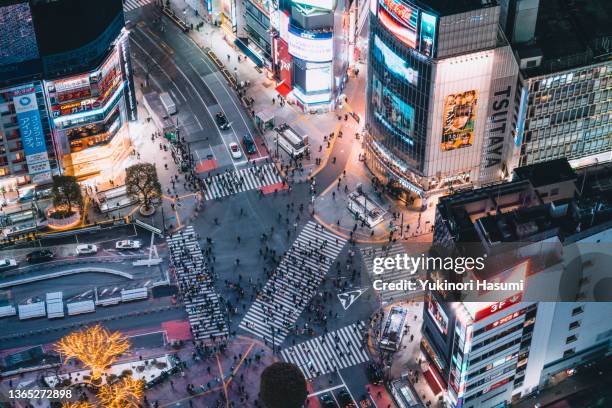 shibuya scramble crossing at night from above - shibuya stock-fotos und bilder