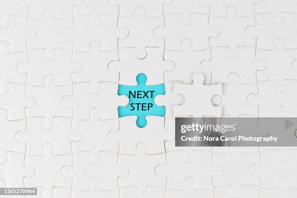 next step text on jigsaw puzzle - fare un passo foto e immagini stock