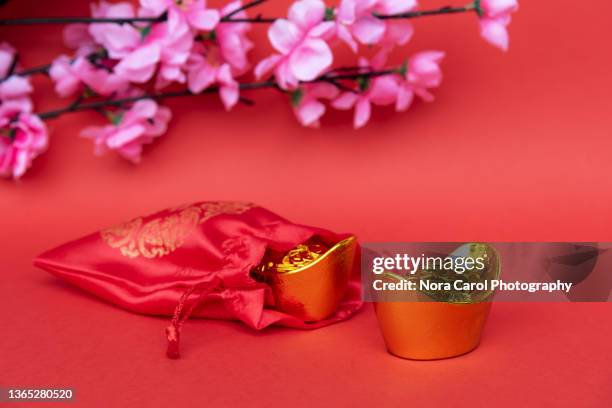 chinese new year backgrounds - chinese new year red envelope stock-fotos und bilder