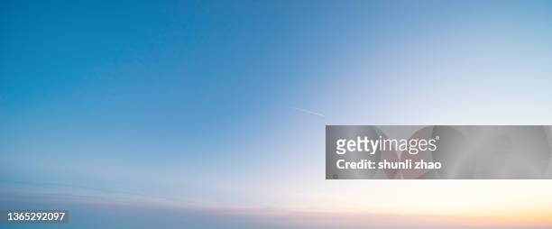 the gradient of the sky at sunset - wolkenloser himmel stock-fotos und bilder