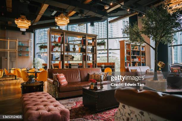 luxury classic interior lounge lobby reception with leather sofa book shelf living room - receptionsdisk bildbanksfoton och bilder