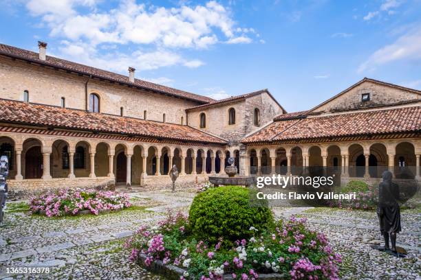 abbazia di santa maria di follina nelle colline del prosecco (veneto, italia) - abbazia foto e immagini stock