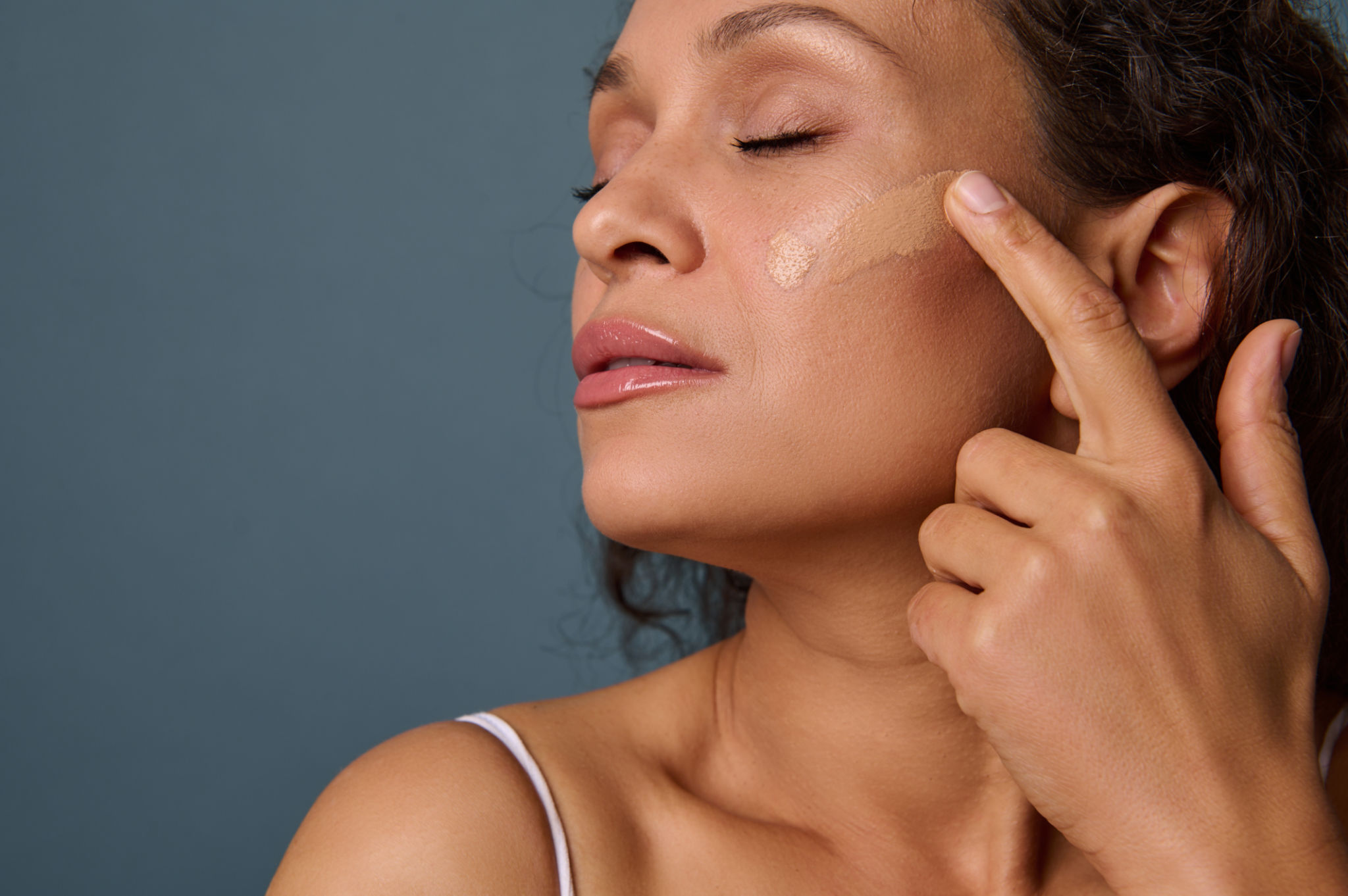 woman applying foundation