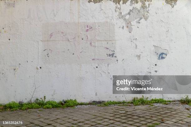 chipped wall with covered graffiti - graffiti wall stockfoto's en -beelden