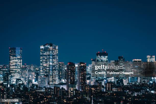 the tokyo skyline at night in winter - quartier de shibuya photos et images de collection