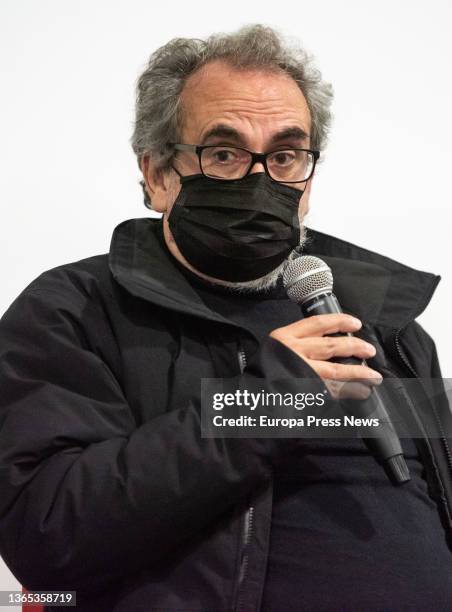 The play's author, Eusebio Calonge, speaks during the presentation of the theatrical performance 'Convertiste mi luto en danza', at the Fernan Gomez...