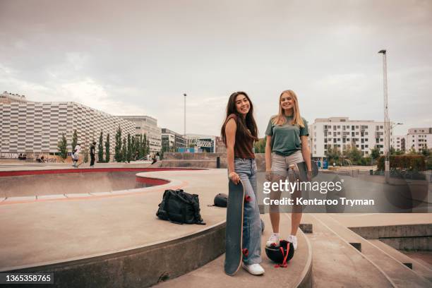 a portrait of two teenage girls  at a skate park - 2 girls photos et images de collection