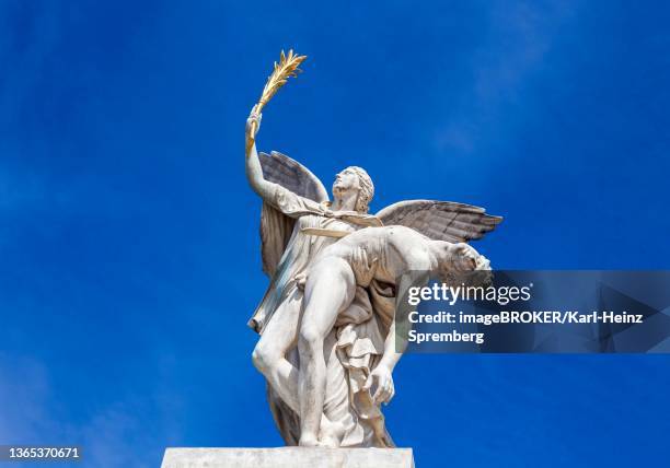 statue, figures by the sculptors shadow and rauch on the schlossbruecke, berlin, germany - pont du château photos et images de collection