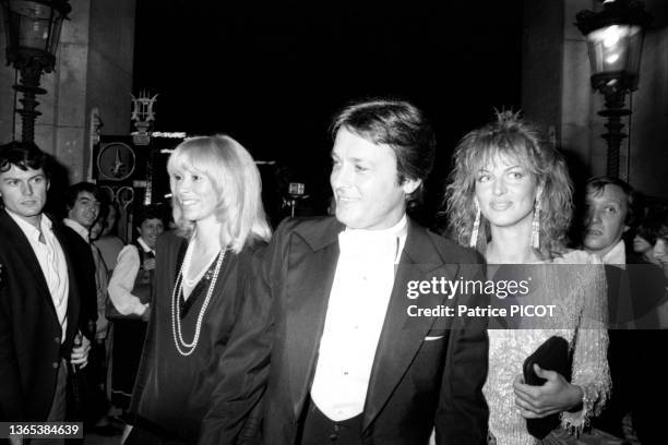 Alain Delon, Mireille Darc et Dalila Di Lazzaro lors d'un gala en hommage à Visconti à Paris en septembre 1980