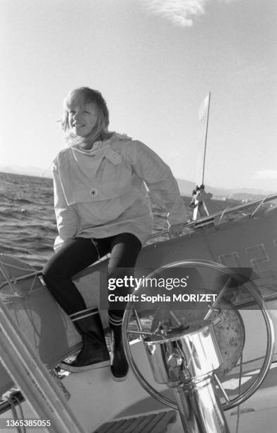 La chanteuse Karen Cheryl en ciré jaune sur un voilier en août 1977.
