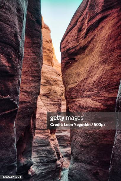 red rock formation,low angle view of rock formations,hevel eilot regional council,israel - étroit photos et images de collection