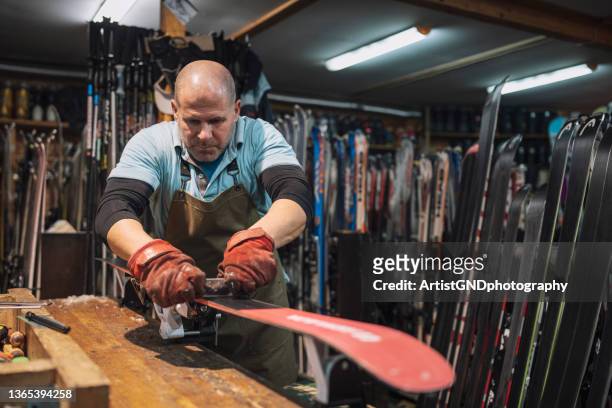 foto des skitechnikers, der den ski in der werkstatt repariert. - wachs stock-fotos und bilder