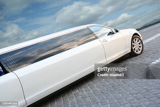 big limousine - limo stockfoto's en -beelden