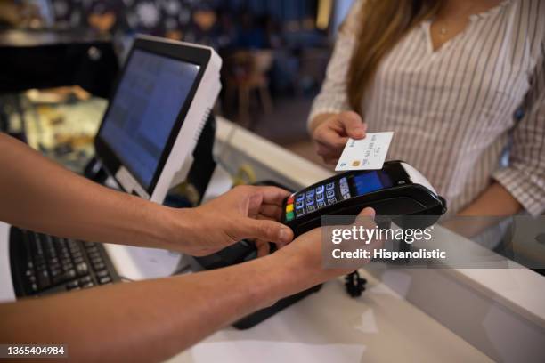 primer plano de una mujer que hace un pago sin contacto en un café - register fotografías e imágenes de stock