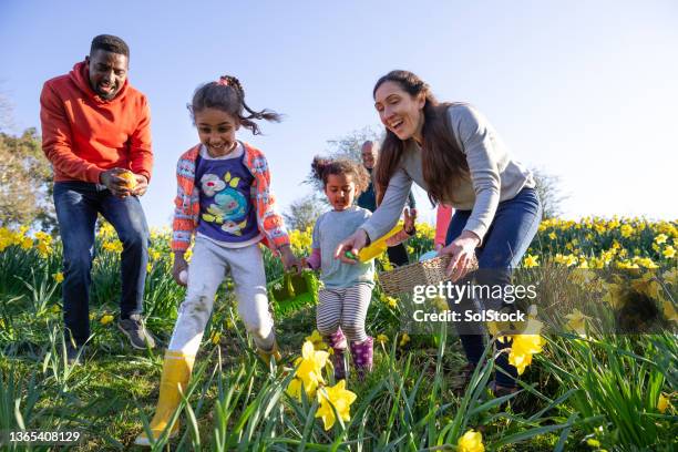 je l’ai vu en premier! - famille pâques photos et images de collection