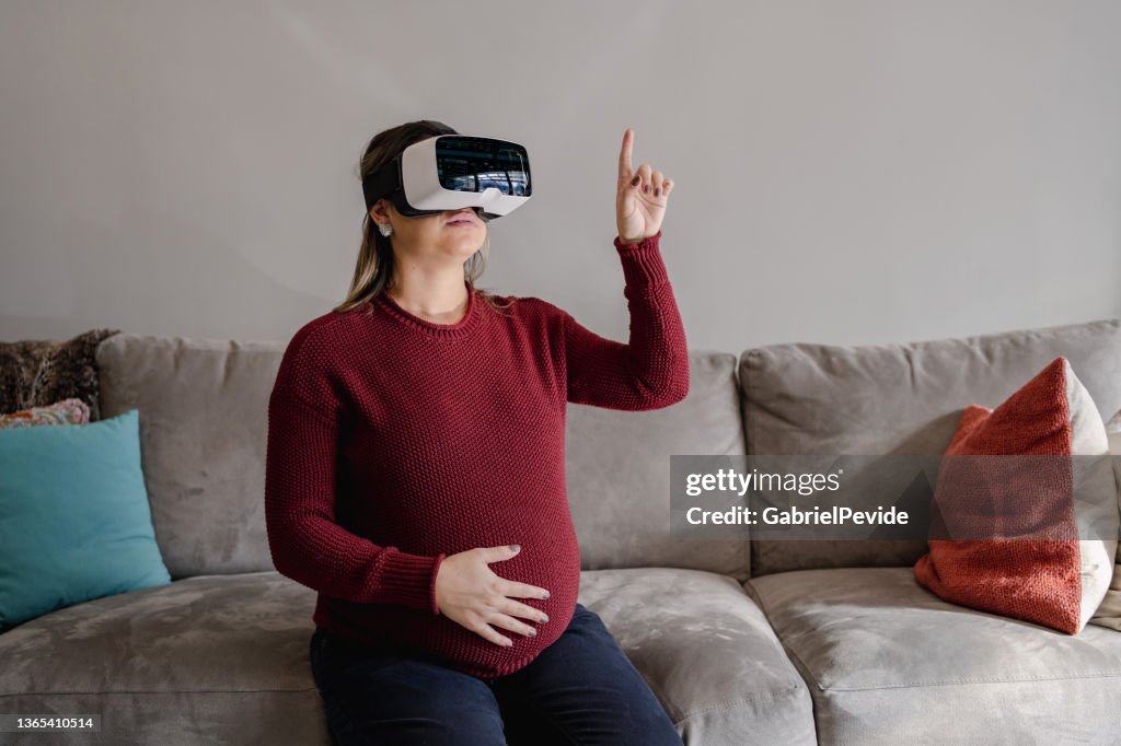 Pregnant using VR to see how your pregnancy is