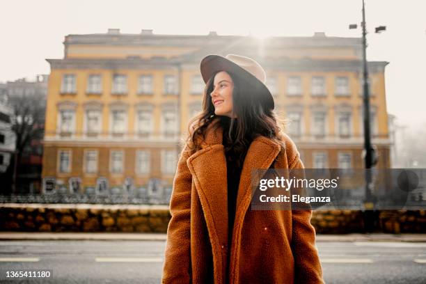 a smiling young woman at the downtown district - a fall from grace 個照片及圖片檔