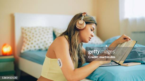 día en la vida de una mujer joven con diabetes tipo 1 - diabetes tipo 1 fotografías e imágenes de stock