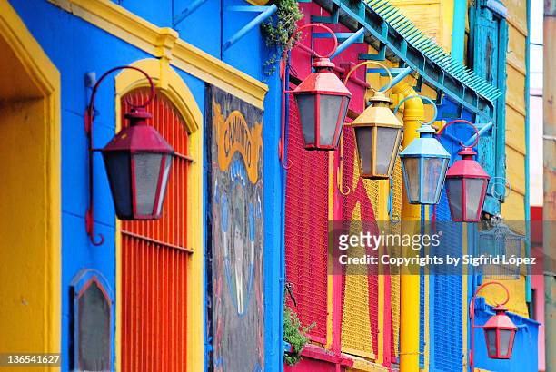 colorful walls and lamp - buenos aires photos et images de collection
