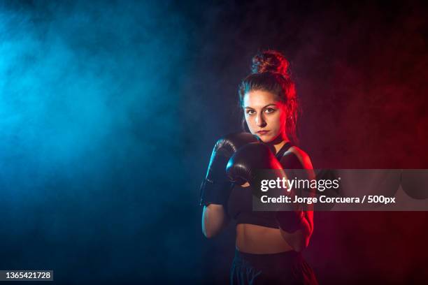 young woman boxing training wearing boxing gloves - boxing womens stock pictures, royalty-free photos & images