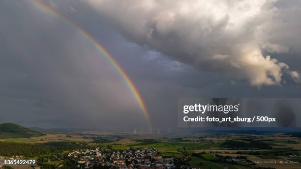 regenbogen und gewitterwolken,scenic view of rainbow over landscape against sky - gewitterwolken stockfoto's en -beelden