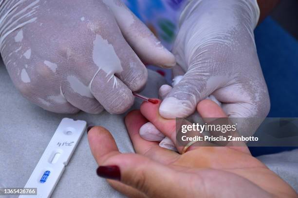 rapid test for aids, syphilis and hepatitis - aids foto e immagini stock