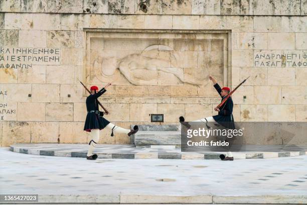 tomb of the unknown soldier in athens - piazza syntagma stockfoto's en -beelden