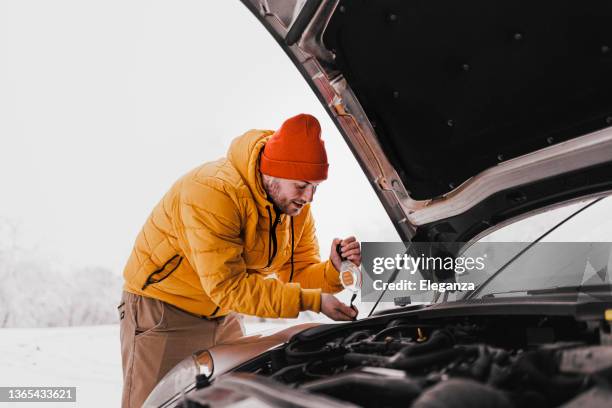 car breakdown on a snowy winter day - winter testing imagens e fotografias de stock
