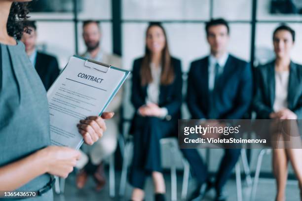candidatos en espera de entrevista de trabajo. - reclutador fotografías e imágenes de stock