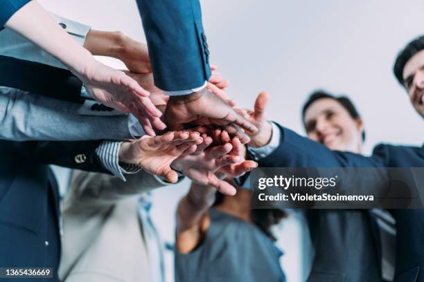 motivar al equipo. - loyalty fotografías e imágenes de stock