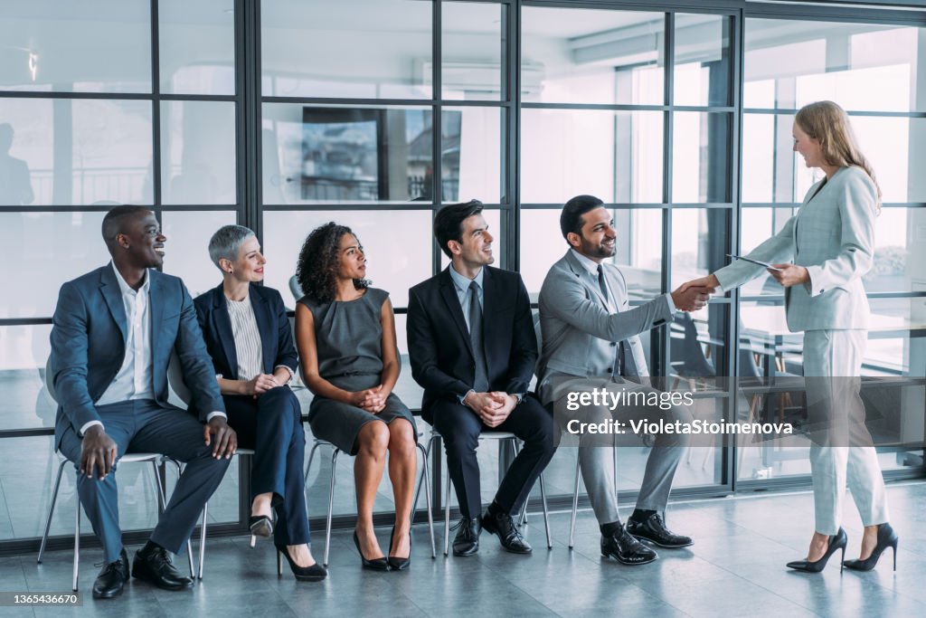 HR-Manager händeschütteln mit dem Kandidaten beim Vorstellungsgespräch.