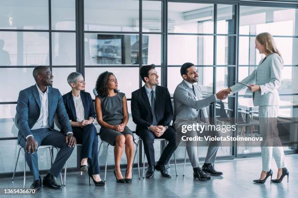 hr manager stretta di mano con il candidato al colloquio di lavoro. - colloquio di lavoro foto e immagini stock