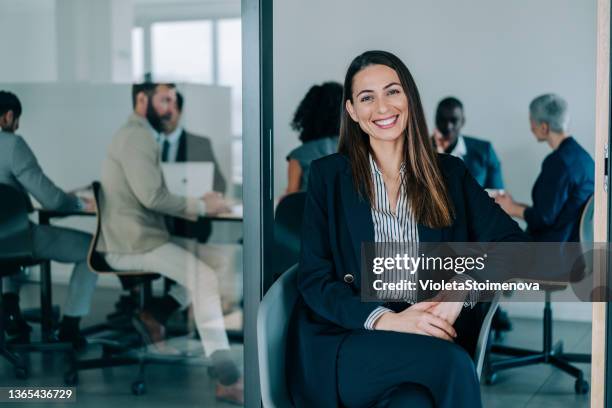 exitosa empresaria en la oficina. - autoridad fotografías e imágenes de stock