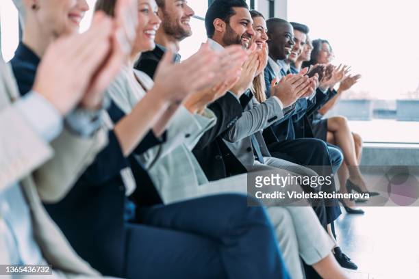 geschäftsleute applaudieren während eines seminars im konferenzsaal. - participant stock-fotos und bilder