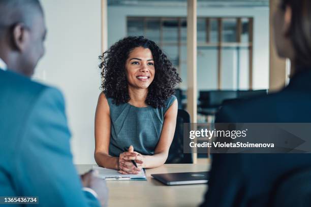 grupo de empresarios hablando en la oficina. - leading fotografías e imágenes de stock